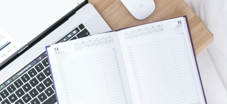 MIET PERFECT Little Helper Offenes Notizbuch auf einem Schreibtisch neben einer Laptop-Tastatur und einer Maus.